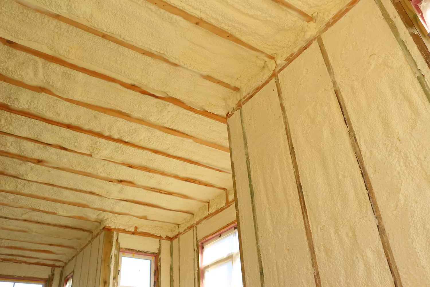 Isolation acoustique : la mousse polyuréthane projetée est-elle aussi efficace contre les bruits ?