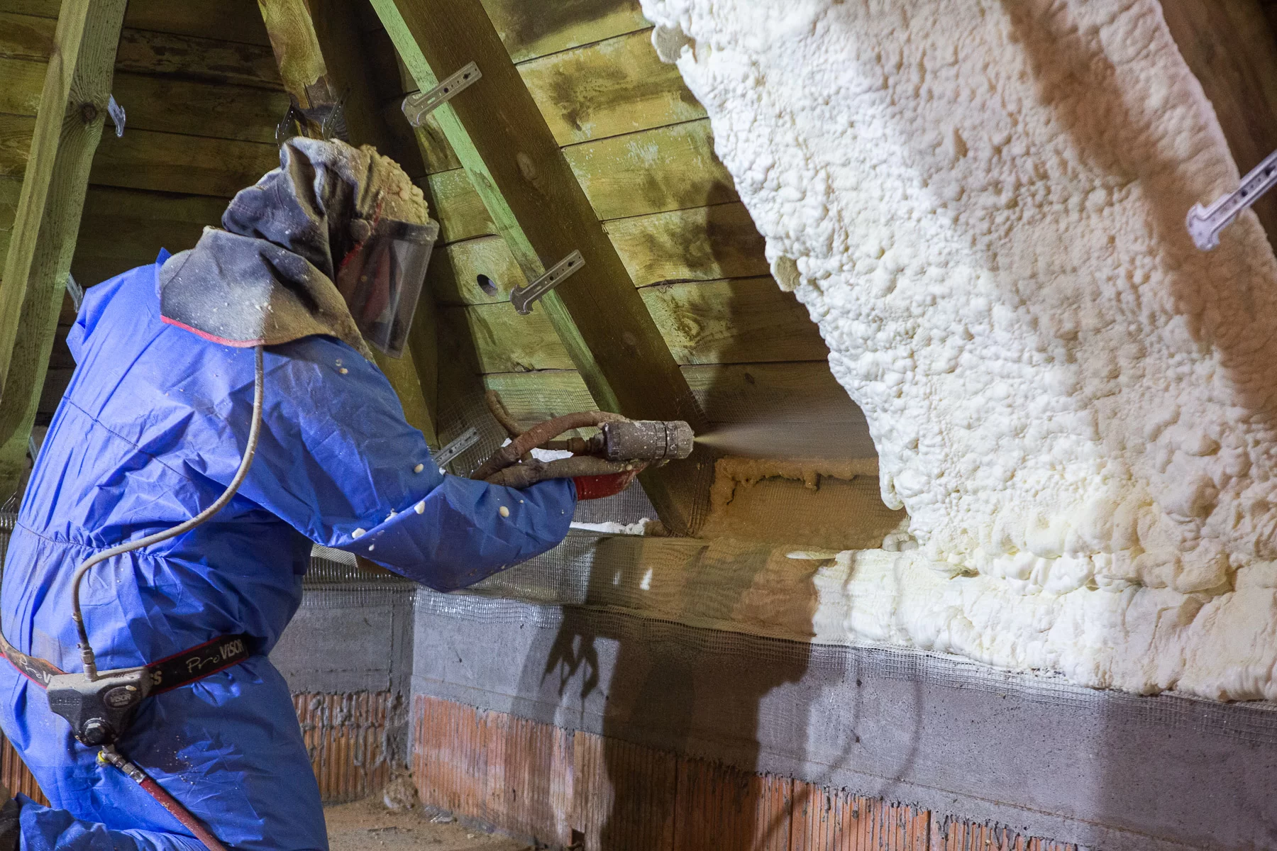 Chantier d’isolation : à quoi ressemble une intervention en mousse polyuréthane projetée ?